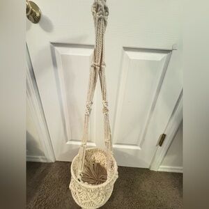 Suoer cute macramé plant holder. Measures 8 inches wide & 6 inches deep.